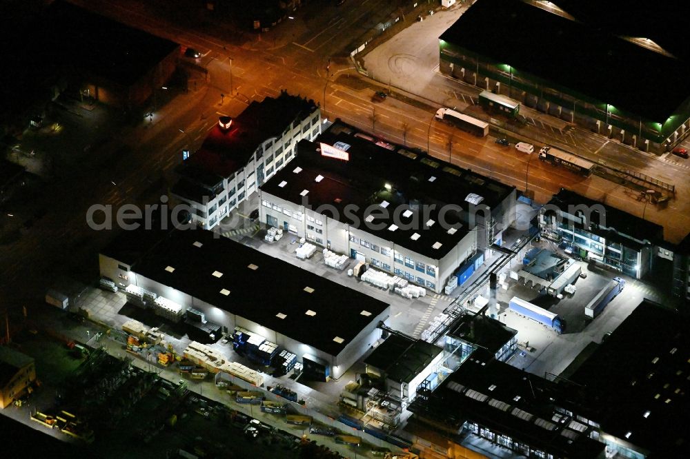 Hamburg at night from the bird perspective: Night lighting building and production halls on the premises of the chemical manufacturers Schill + Seilacher Struktol GmbH in Hamburg, Germany