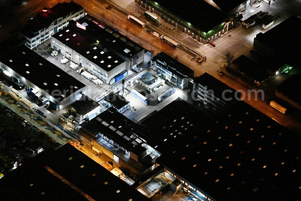 Aerial photograph at night Hamburg - Night lighting building and production halls on the premises of the chemical manufacturers Schill + Seilacher Struktol GmbH in Hamburg, Germany