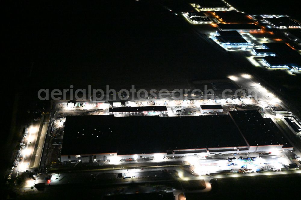 Arnstadt at night from above - Night lighting factory premises of Contemporary Amperex Technology Thuringia GmbH Am Luetzer Feld in the district Bittstaedt in the district Rudisleben in Arnstadt in the state Thuringia, Germany