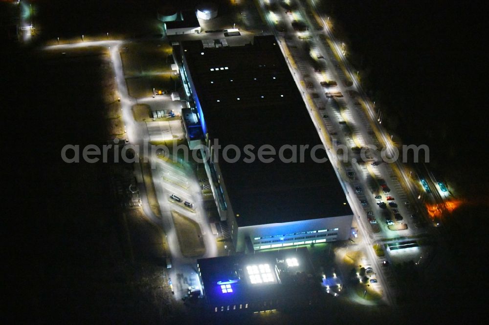 Aerial photograph at night Frankfurt (Oder) - Night lighting Building and production halls on the premises of of Astronergy Solarmodule GmbH in the district Markendorf in Frankfurt (Oder) in the state Brandenburg, Germany
