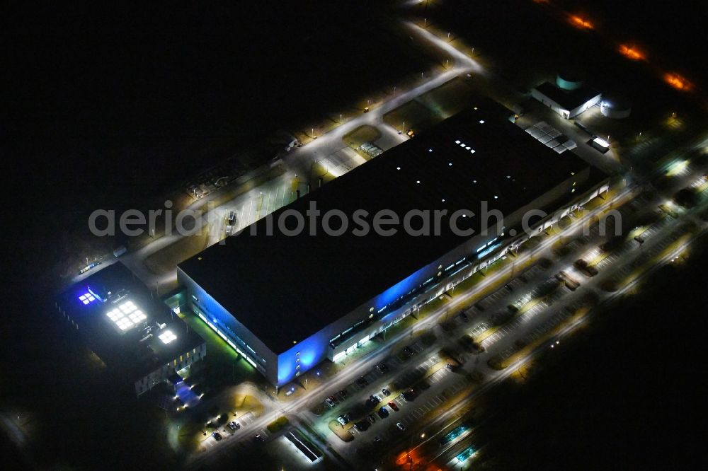 Frankfurt (Oder) at night from the bird perspective: Night lighting Building and production halls on the premises of of Astronergy Solarmodule GmbH in the district Markendorf in Frankfurt (Oder) in the state Brandenburg, Germany