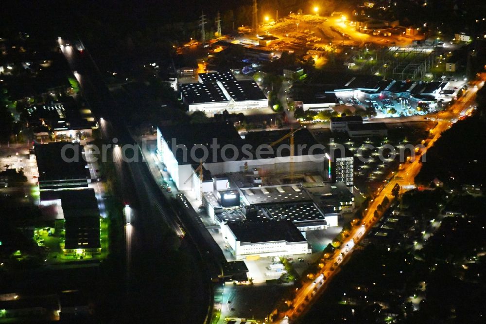 Münster at night from the bird perspective: Night lighting Building and production halls on the premises of of Brillux GmbH & Co. KG in the district Aaseestadt in Muenster in the state North Rhine-Westphalia, Germany