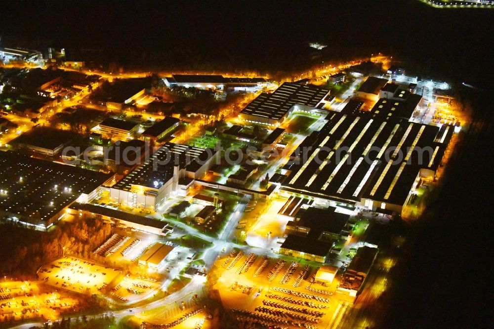 Aerial photograph at night Ludwigsfelde - Night lighting Building and production halls on the premises of of Mercedes-Benz Ludwigsfelde GmbH in the district Kleinbeeren in Ludwigsfelde in the state Brandenburg, Germany