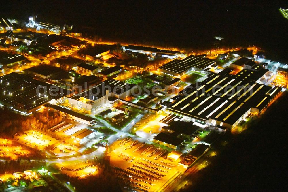Ludwigsfelde at night from above - Night lighting Building and production halls on the premises of of Mercedes-Benz Ludwigsfelde GmbH in the district Kleinbeeren in Ludwigsfelde in the state Brandenburg, Germany