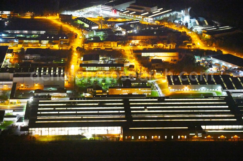 Aerial photograph at night Ludwigsfelde - Night lighting Building and production halls on the premises of of Mercedes-Benz Ludwigsfelde GmbH in the district Kleinbeeren in Ludwigsfelde in the state Brandenburg, Germany