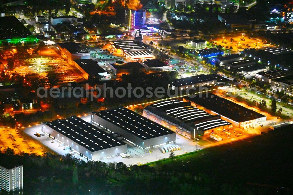Berlin at night from the bird perspective: Night lighting building and production halls on the premises of Siemens Energy Schaltwerk Hochspannung (Switchgear Factory) on street Paulsternstrasse in the district Siemensstadt in Berlin, Germany