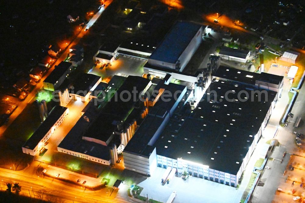 Erfurt at night from the bird perspective: Night lighting buildings and production halls on the factory premises of DMK Deutsches Milchkontor GmbH and Milchwerke Thueringen GmbH in the district of Kriegervorstadt in Erfurt in the state of Thuringia, Germany