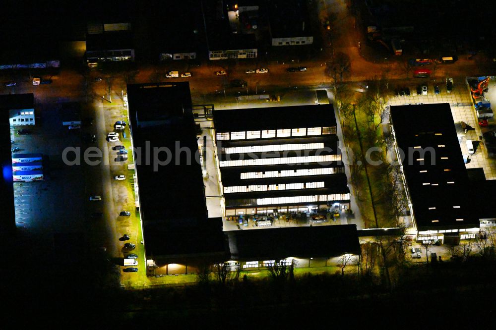 Aerial photograph at night Berlin - Night lighting building and production halls on the premises of G-Elit Praezisionswerkzeug GmbH on street Lengeder Strasse in the district Reinickendorf in Berlin, Germany
