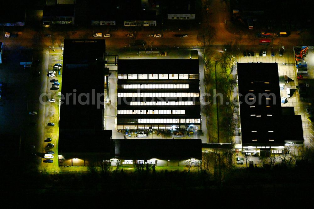 Aerial image at night Berlin - Night lighting building and production halls on the premises of G-Elit Praezisionswerkzeug GmbH on street Lengeder Strasse in the district Reinickendorf in Berlin, Germany