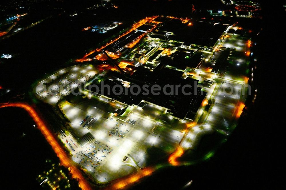 Aerial photograph at night Saarlouis - Night lighting building and production halls on the premises of Ford factorye on Henry-Ford-Strasse in the district Roden in Saarlouis in the state Saarland, Germany