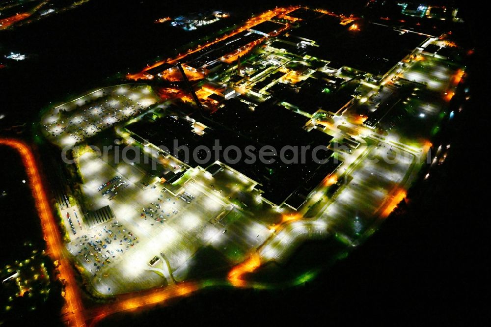 Saarlouis at night from the bird perspective: Night lighting building and production halls on the premises of Ford factorye on Henry-Ford-Strasse in the district Roden in Saarlouis in the state Saarland, Germany