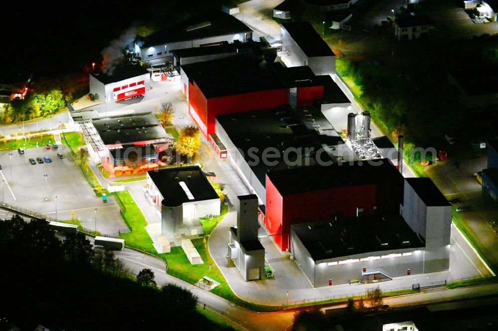 Bexbach at night from the bird perspective: Night lighting building and production halls on the premises Fuchs & Hoffmann Kakaoprodukte GmbH in Bexbach in the state Saarland, Germany