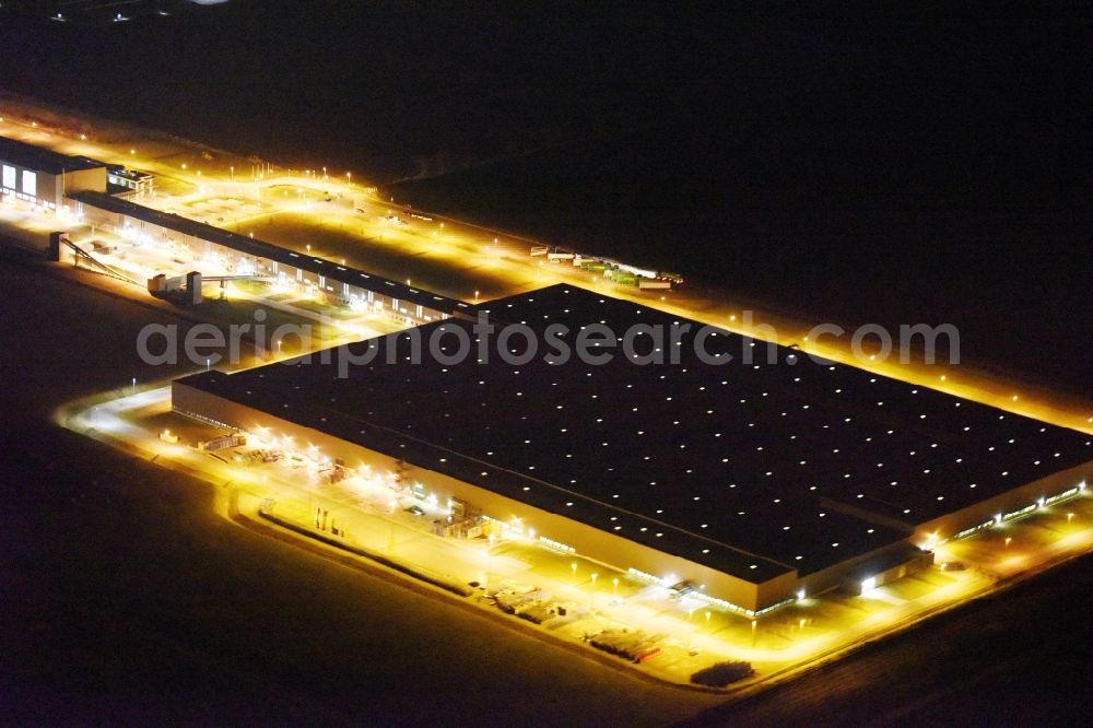 Sülzetal at night from the bird perspective: Night lighting building and production halls on the premises of f glass GmbH on Appendorfer Weg in Suelzetal in the state Saxony-Anhalt