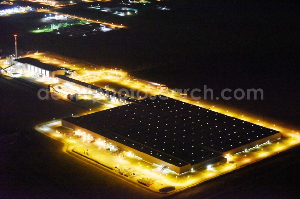 Aerial photograph at night Sülzetal - Night lighting building and production halls on the premises of f glass GmbH on Appendorfer Weg in Suelzetal in the state Saxony-Anhalt