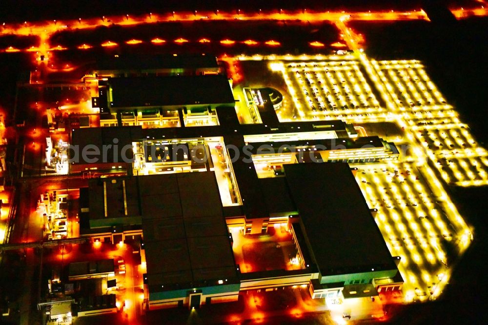 Dresden at night from the bird perspective: Night lighting night lighting building and production halls on the premises of GLOBALFOUNDRIES Management Services Limited Liability Company & Co. KG on Wilschdorfer Landstrasse in the district Wilschdorf in Dresden in the state Saxony, Germany