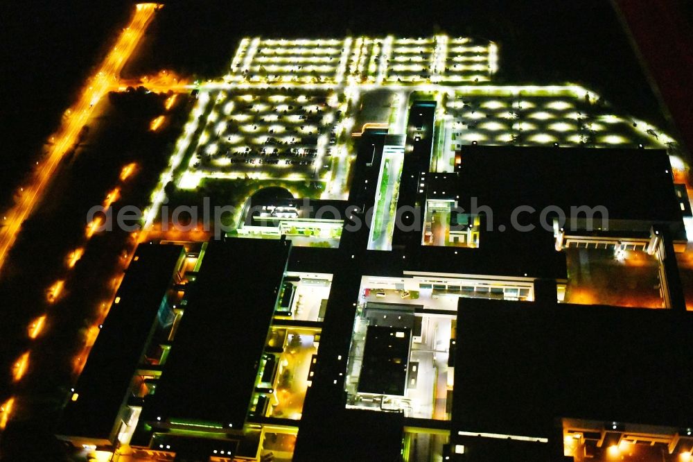 Dresden at night from the bird perspective: Night lighting night lighting building and production halls on the premises of GLOBALFOUNDRIES Management Services Limited Liability Company & Co. KG on Wilschdorfer Landstrasse in the district Wilschdorf in Dresden in the state Saxony, Germany