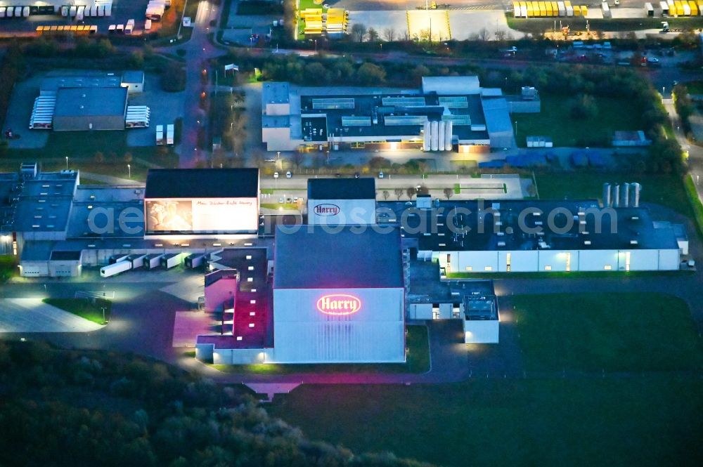 Osterweddingen at night from the bird perspective: Night lighting building and production halls on the premises of the bakery Harry Brot GmbH on street Zum Wall in Osterweddingen in the state Saxony-Anhalt, Germany