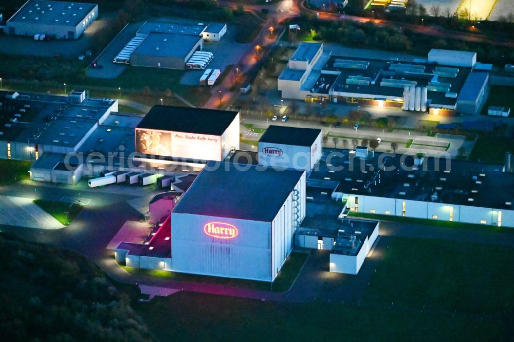 Aerial photograph at night Osterweddingen - Night lighting building and production halls on the premises of the bakery Harry Brot GmbH on street Zum Wall in Osterweddingen in the state Saxony-Anhalt, Germany