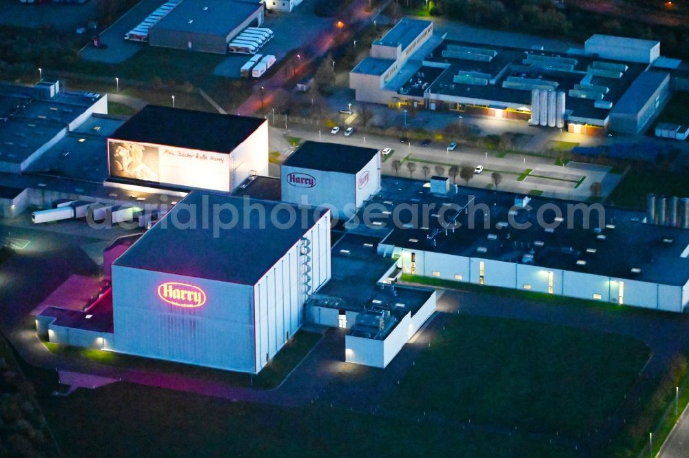 Aerial image at night Osterweddingen - Night lighting building and production halls on the premises of the bakery Harry Brot GmbH on street Zum Wall in Osterweddingen in the state Saxony-Anhalt, Germany