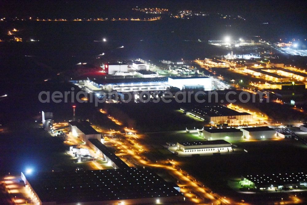 Sülzetal at night from the bird perspective: Night lighting Building and production halls on the premises of Harry-Brot GmbH Zum Wall in the district Osterweddingen in Suelzetal in the state Saxony-Anhalt