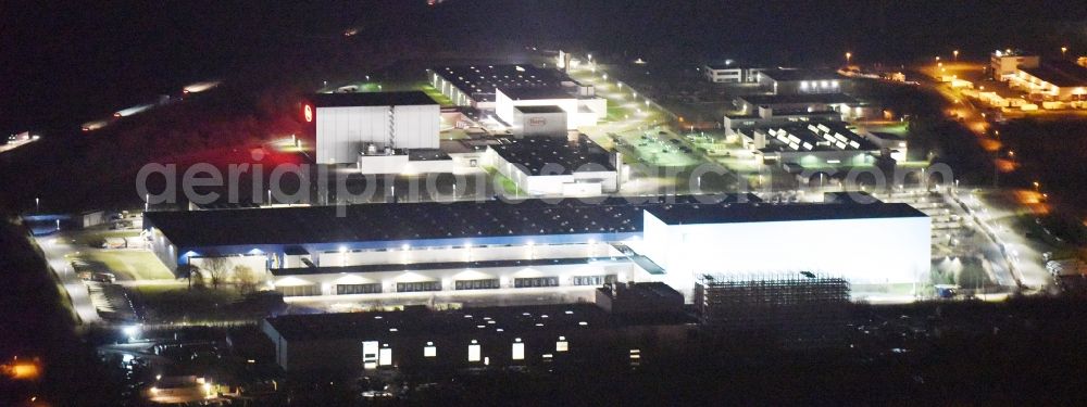 Aerial photograph at night Sülzetal - Night lighting Building and production halls on the premises of Harry-Brot GmbH Zum Wall in the district Osterweddingen in Suelzetal in the state Saxony-Anhalt