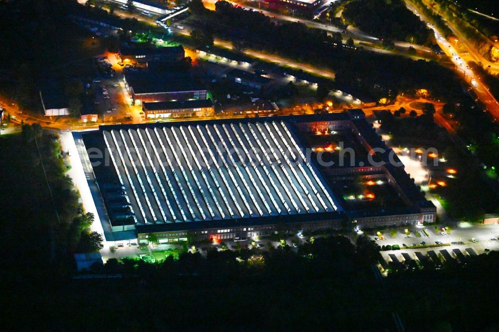Berlin at night from the bird perspective: Night lighting building and production halls on the premises of HASSE & WREDE GmbH on Georg-Knorr-Strasse in the district Marzahn in Berlin, Germany
