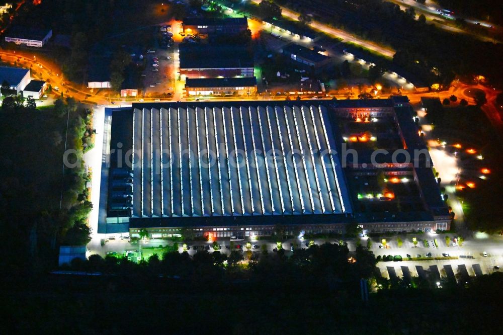 Aerial photograph at night Berlin - Night lighting building and production halls on the premises of HASSE & WREDE GmbH on Georg-Knorr-Strasse in the district Marzahn in Berlin, Germany