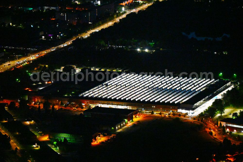 Aerial photograph at night Berlin - Night lighting building and production halls on the premises of HASSE & WREDE GmbH on Georg-Knorr-Strasse in the district Marzahn in Berlin, Germany