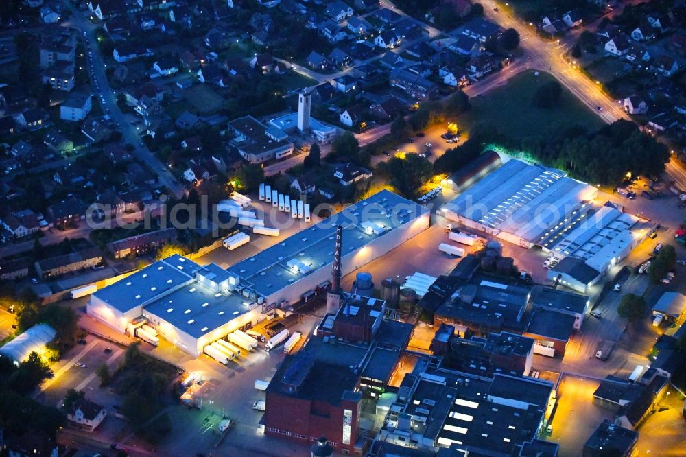 Aerial photograph at night Dissen am Teutoburger Wald - Night lighting Building and production halls on the premises of Homann Feinkost GmbH in Dissen am Teutoburger Wald in the state Lower Saxony, Germany