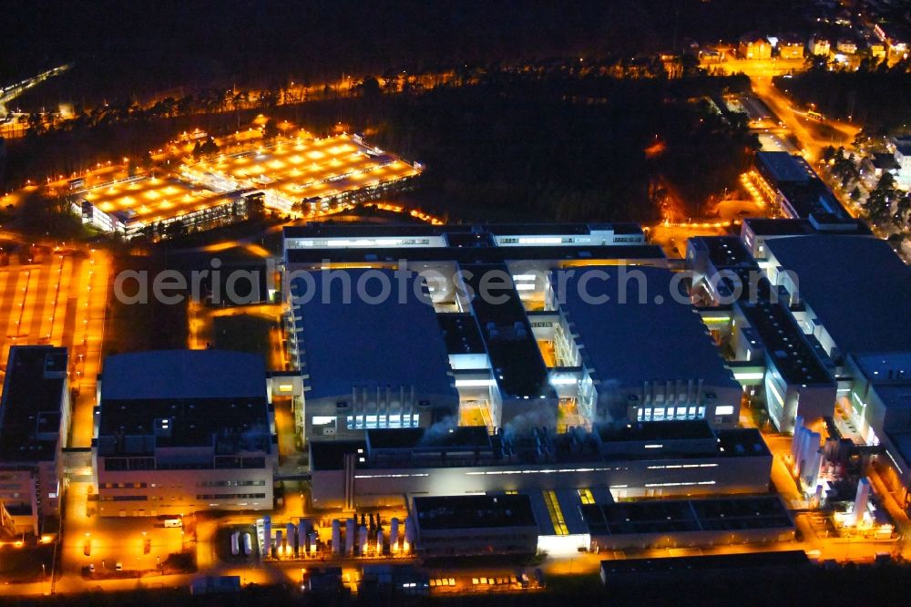 Dresden at night from the bird perspective: Night lighting Building and production halls on the premises of Infineon Technologies Dresden GmbH in the district Klotzsche in Dresden in the state Saxony, Germany