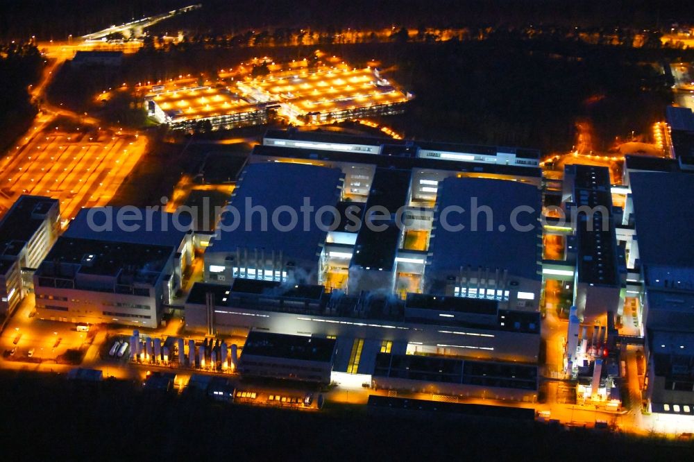 Aerial photograph at night Dresden - Night lighting Building and production halls on the premises of Infineon Technologies Dresden GmbH in the district Klotzsche in Dresden in the state Saxony, Germany