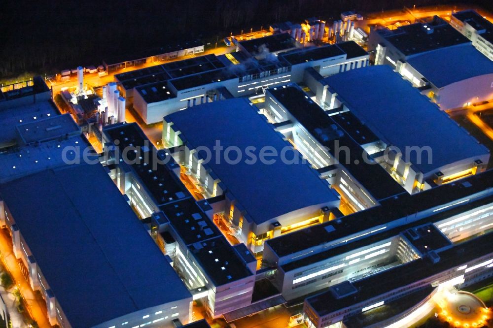 Dresden at night from the bird perspective: Night lighting Building and production halls on the premises of Infineon Technologies Dresden GmbH in the district Klotzsche in Dresden in the state Saxony, Germany