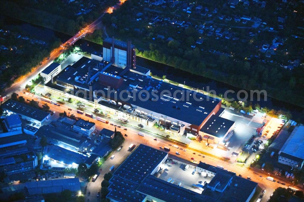 Aerial photograph at night Berlin - Night lighting building and production halls on the premises of Kaffeegrosshaendler Jacobs Douwe Egberts in Berlin, Germany