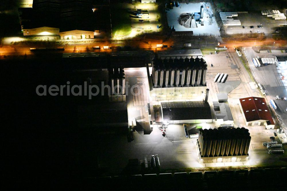 Markranstädt at night from the bird perspective: Night lighting building and production halls on the premises of KARL SCHMIDT SPEDITION GmbH & Co. KG Am Glaeschen in Markranstaedt in the state Saxony, Germany