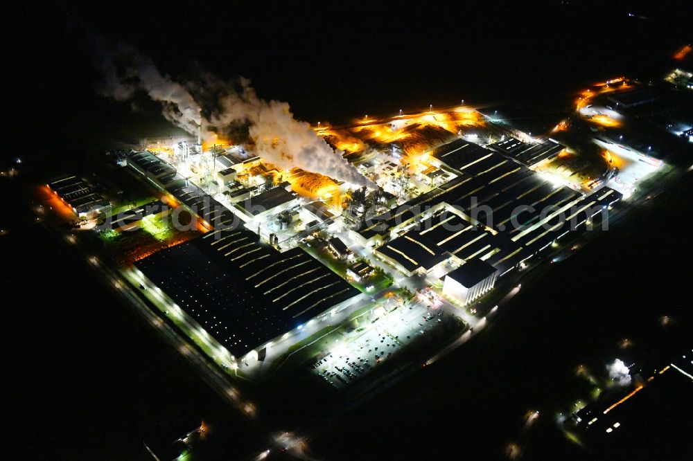 Aerial photograph at night Heiligengrabe - Night lighting building and production halls on the premises of KRONOTEX GmbH in Heiligengrabe in the state Brandenburg, Germany