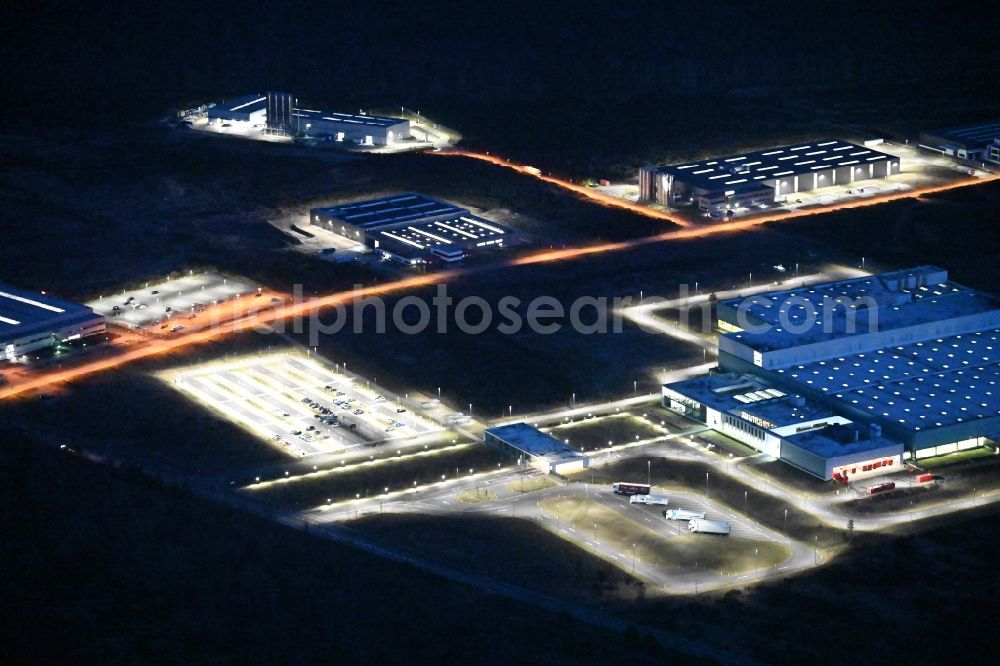 Schwerin at night from the bird perspective: Night lighting building and production halls on the premises of Nestle Deutschland AG on Faehrweg in Schwerin in the state Mecklenburg - Western Pomerania, Germany