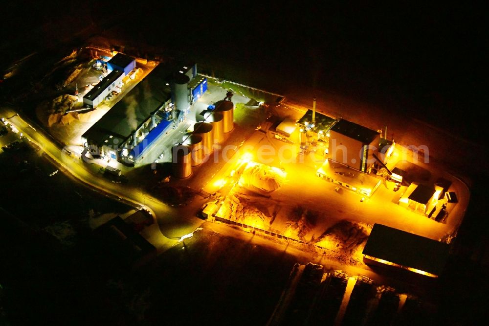 Aerial photograph at night Erndtebrück - Night lighting building and production halls on the premises of NRW Pellets GmbH in Erndtebrueck in the state North Rhine-Westphalia, Germany