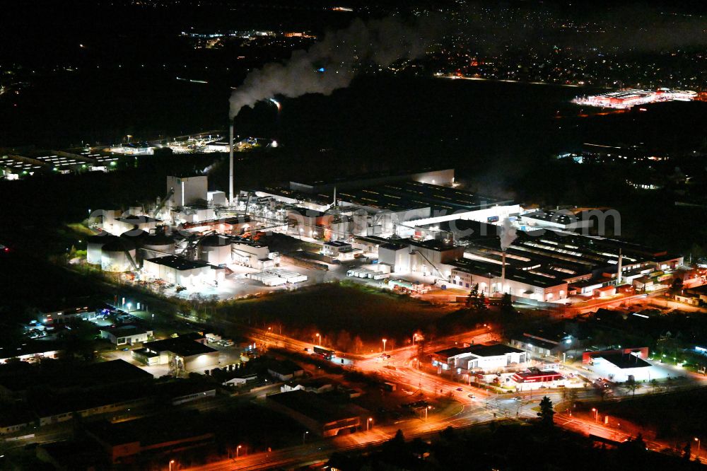 Aerial image at night Neumarkt in der Oberpfalz - Night lighting building and production halls on the premises of Pfleiofer Neumarkt GmbH on Dreichlingerstrasse in Neumarkt in der Oberpfalz in the state Bavaria, Germany