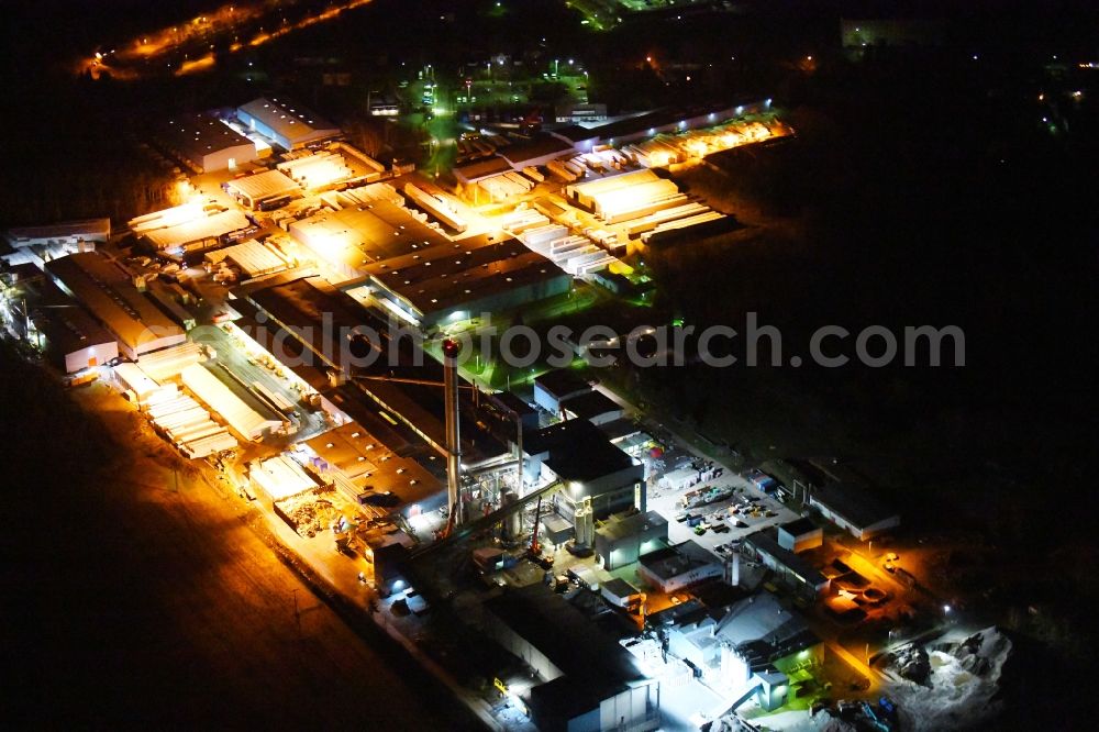 Aerial photograph at night Flechtingen - Night lighting Building and production halls on the premises of ROCKWOOL Mineralwolle GmbH in Flechtingen in the state Saxony-Anhalt, Germany
