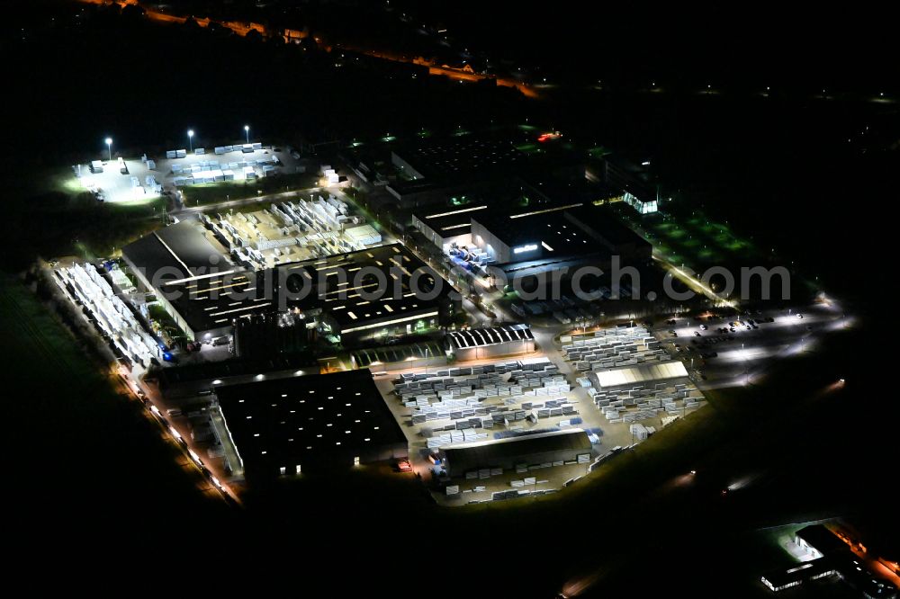 Aerial photograph at night Weißenfels - Night lighting building and production halls on the premises of Schueco Polymer Technologies KG on street Selauer Strasse in the district Borau in Weissenfels in the state Saxony-Anhalt, Germany