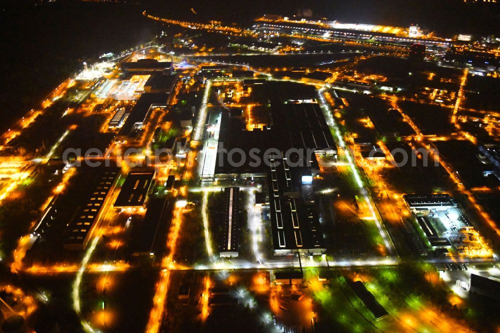 Eisenhüttenstadt at night from the bird perspective: Night lighting Building and production halls on the premises of steelworks Arcelor Mittal in Eisenhuettenstadt in the state Brandenburg