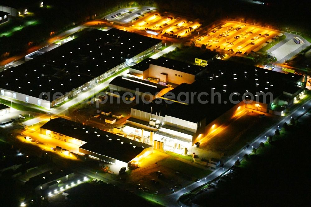 Aerial photograph at night Kamenz - Night lighting building and production halls on the premises of Li-Tec Battery GmbH Am Wiesengrund - Am Ochsenberg in the district Bernbruch in Kamenz in the state Saxony, Germany