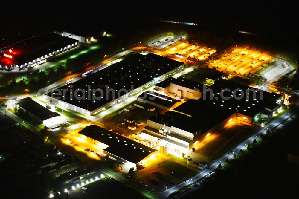 Aerial image at night Kamenz - Night lighting building and production halls on the premises of Li-Tec Battery GmbH Am Wiesengrund - Am Ochsenberg in the district Bernbruch in Kamenz in the state Saxony, Germany