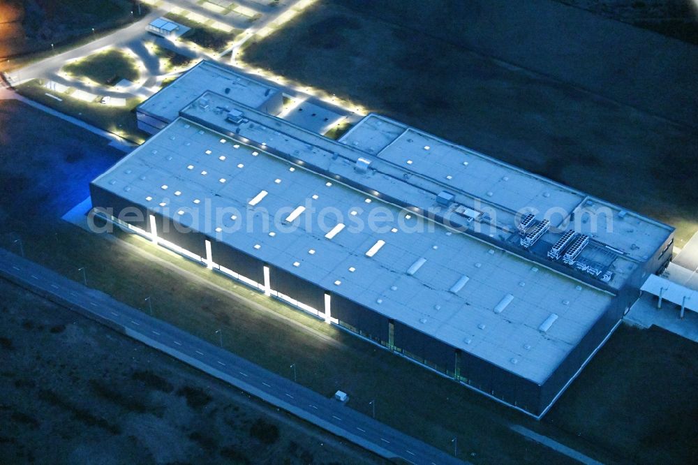 Schwerin at night from the bird perspective: Night lighting building and production halls on the premises of Ypsomed Produktion GmbH on street Ludwig-Boelkow-Strasse in Schwerin in the state Mecklenburg - Western Pomerania, Germany