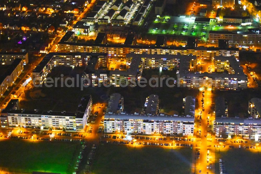 Aerial photograph at night Berlin - Night lighting residential area of a multi-family house settlement Plauener Strasse - Sollstaedter Strasse - Arendsweg in the district Hohenschoenhausen in Berlin, Germany