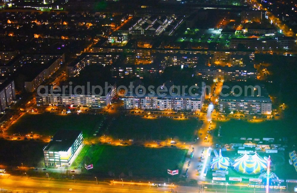Berlin at night from the bird perspective: Night lighting residential area of a multi-family house settlement Plauener Strasse - Sollstaedter Strasse - Arendsweg in the district Hohenschoenhausen in Berlin, Germany