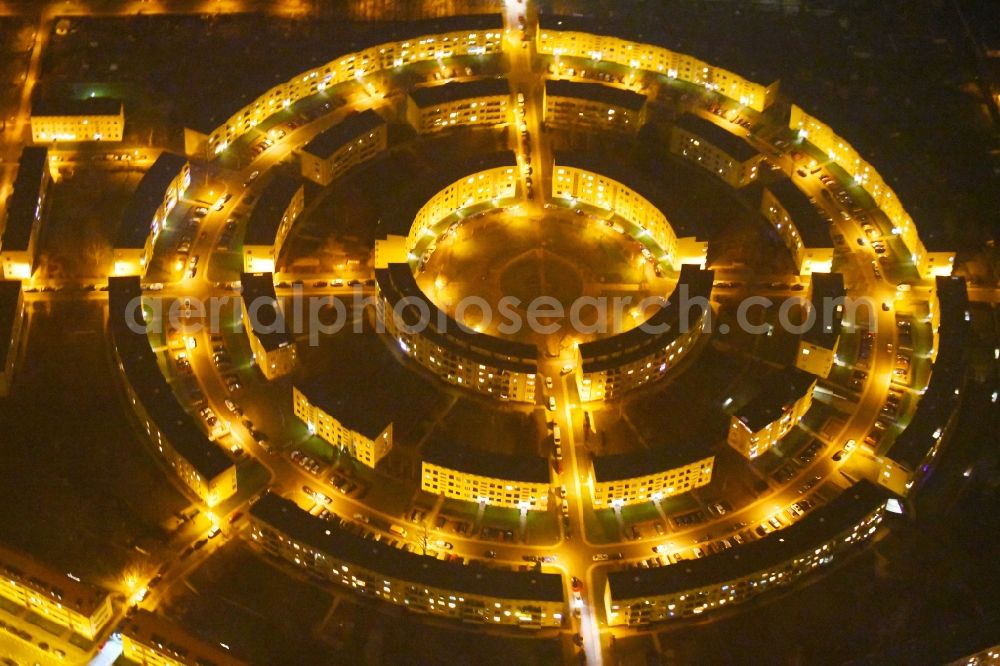 Aerial photograph at night Leipzig - Night lighting Residential area a row house settlement Nibelungensiedlung - Rundling on Siegfriedplatz - Nibelungenring in the district Loessnig in Leipzig in the state Saxony, Germany