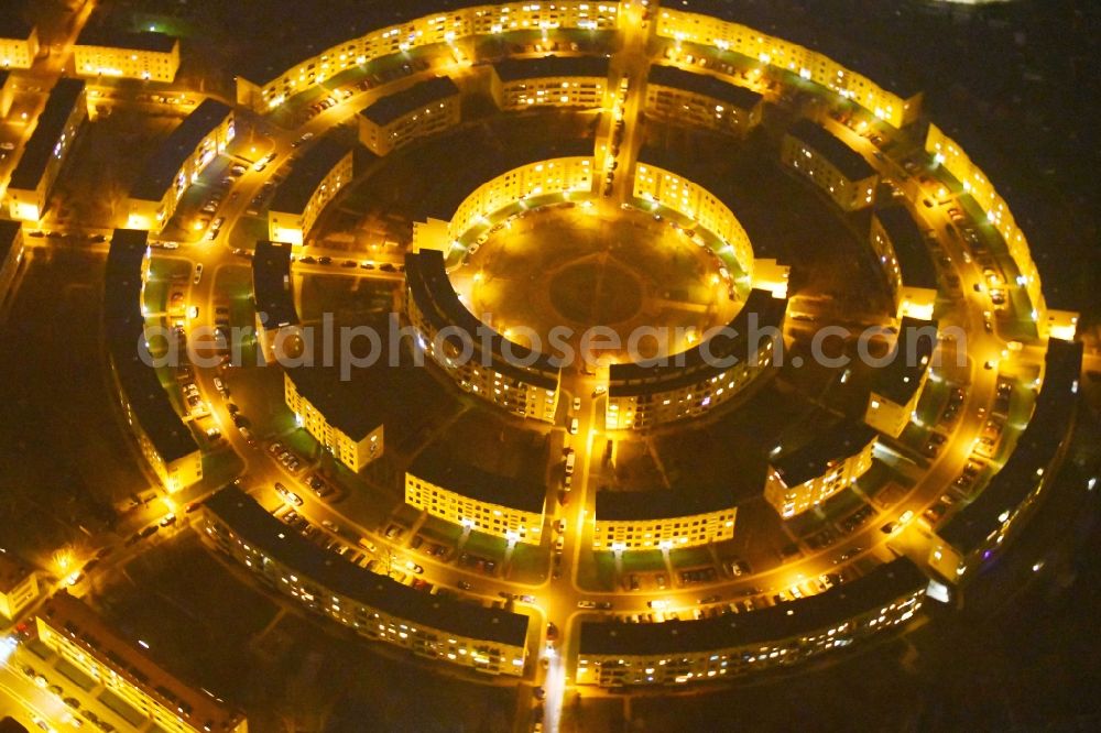 Aerial image at night Leipzig - Night lighting Residential area a row house settlement Nibelungensiedlung - Rundling on Siegfriedplatz - Nibelungenring in the district Loessnig in Leipzig in the state Saxony, Germany