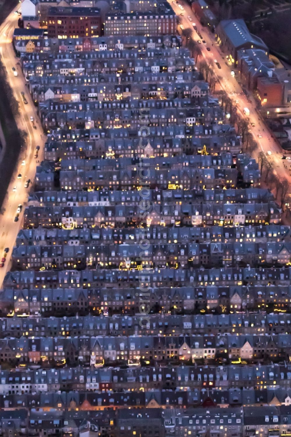 Kopenhagen at night from the bird perspective: Night lighting residential area a row house settlement on Oster Sogade - Hallinsgade - Zinnsgade in the district Indre By in Copenhagen in Region Hovedstaden, Denmark