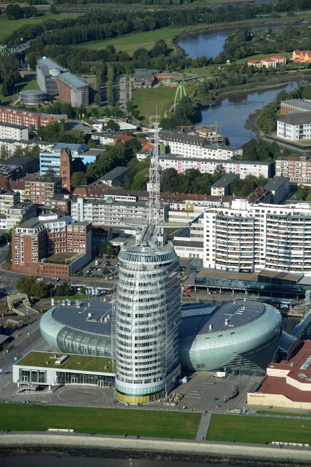Aerial photograph Bremerhaven - Atlantic Hotel Sail City and Klimahaus in Bremerhaven in the state of Bremen. The four star hotel with its bent front is located adjacent to the exhibition space of Klimahaus Bremerhaven 8° Ost and on the riverbank of the Weser